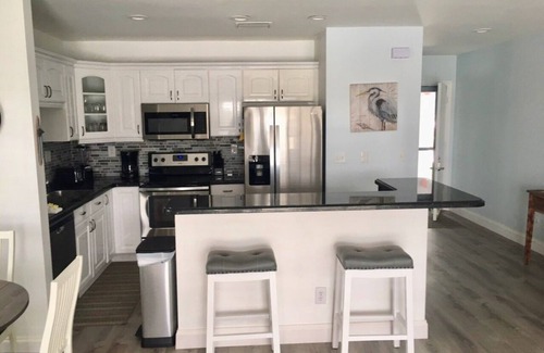 Marco Island Condo | Pavillion Club Condo with dock and pool on the Gulf. Discount on extended stays
