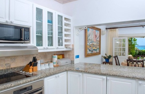 Old Trees Bay House | Paynes Bay Beachfront Location - Includes A Cook Service And Close To Amenities.