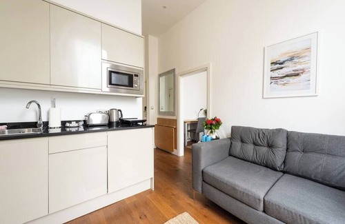 Colville Apartment | PBC | Modern Two Bedroom Apartment South Kensington BH3