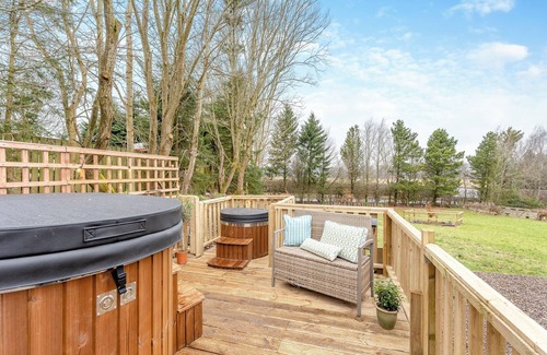 Penicuik Cottage | Peace and quiet, sat in the middle of your own field with a private hot tub.