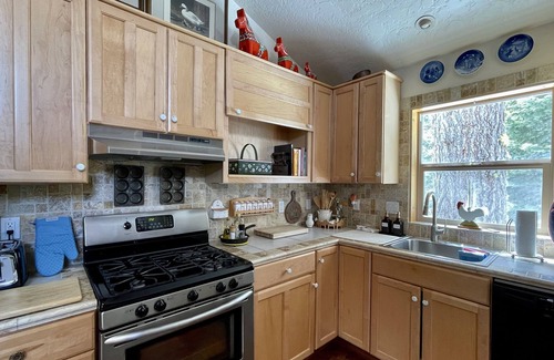 Ridgewood Cottage | Peace in the woods, walk to Lake Tahoe, minutes to resorts, shops & restaurants.