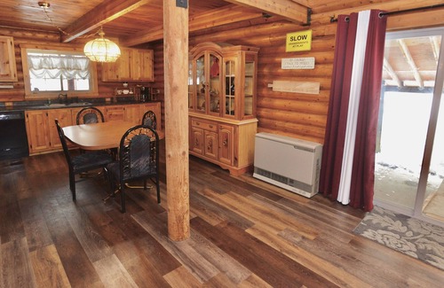 Cascade House | Peace Tree Place - Beautiful Log Home - Serene - Ample parking - WiFi - Fire pit