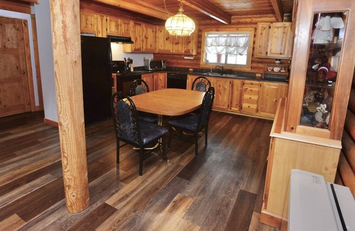 Cascade House | Peace Tree Place - Beautiful Log Home - Serene - Ample parking - WiFi - Fire pit