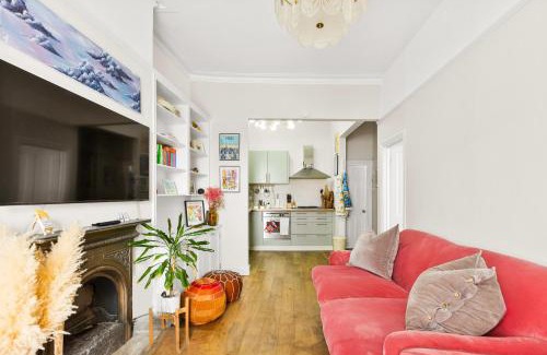 Shaftesbury Apartment | Peaceful 1BR Flat in Quiet Mews, Zone 2