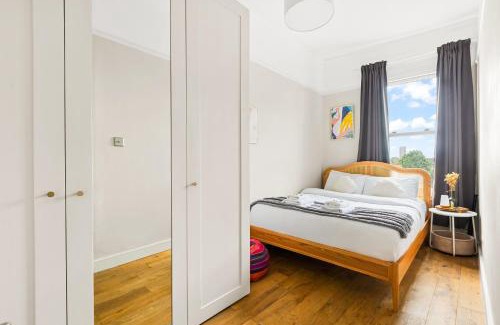 Shaftesbury Apartment | Peaceful 1BR Flat in Quiet Mews, Zone 2
