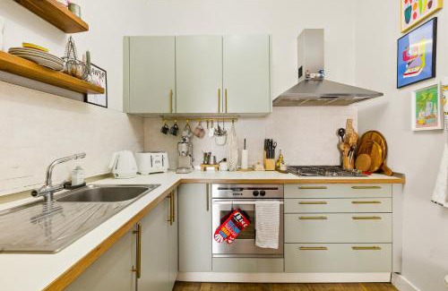 Shaftesbury Apartment | Peaceful 1BR Flat in Quiet Mews, Zone 2