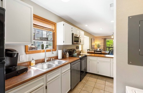 Indian Point Condo | Peaceful 2 bed 2bath condo with AMAZING deck next to Silver Dollar City!