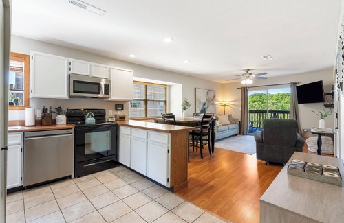 Indian Point Condo | Peaceful 2 bed 2bath condo with AMAZING deck next to Silver Dollar City!