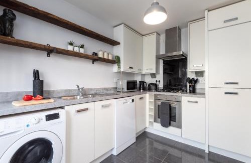 Ashford House | Peaceful 3 Bed House For 5- City Central - Free Parking
