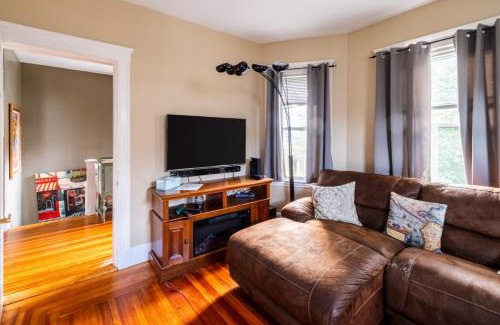 High Street Hill Apartment | Peaceful 3BR w Porches Wi-Fi Near Hospitals