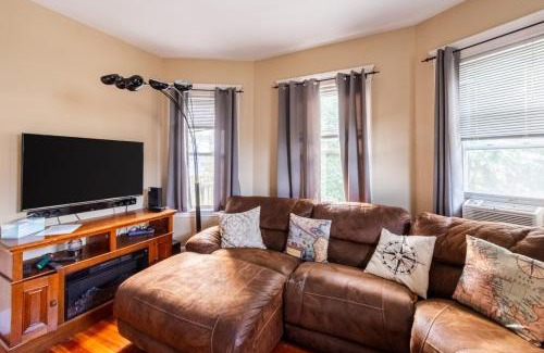 High Street Hill Apartment | Peaceful 3BR w Porches Wi-Fi Near Hospitals