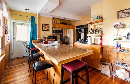 High Street Hill Apartment | Peaceful 3BR w Porches Wi-Fi Near Hospitals