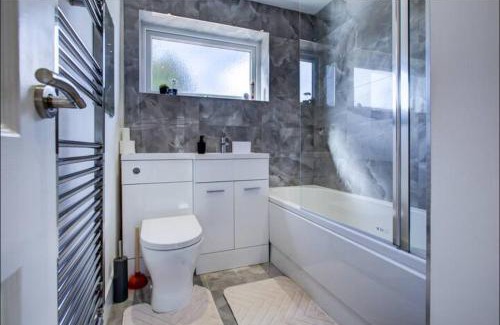 Colchester Apartment | Peaceful 4 Bed House with Driveway and Garden