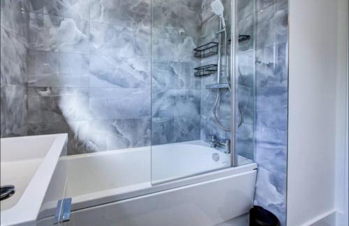 Colchester Apartment | Peaceful 4 Bed House with Driveway and Garden