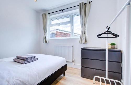 Colchester Apartment | Peaceful 4 Bed House with Driveway and Garden