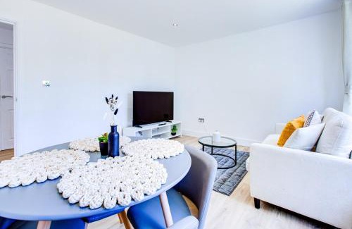 Colchester Apartment | Peaceful 4 Bed House with Driveway and Garden