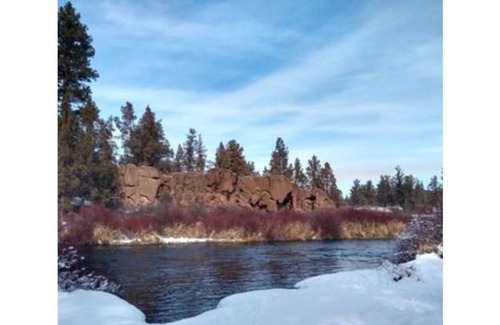 Bend Cabin | Peaceful Cabin convenient 10 min to downtown and easy access to route to skiing