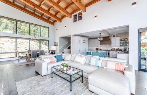 Bailey House | Peaceful Cabin W Hot Tub & Fire Pit