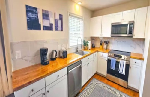 Charlotte House | Peaceful Charlotte Duplex