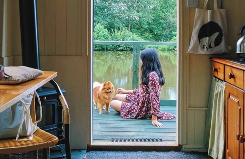 Hadlow Down Cabin | Peaceful, Cosy and Secluded Lakeside Fisherman's Huts