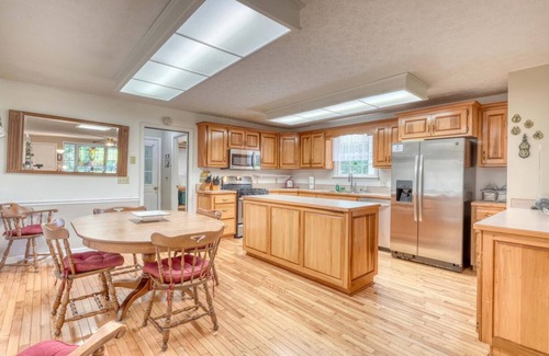 Suches Cottage | Peaceful Cottage w/Hot Tub in Appalachian Mountains - near fishing and trails!