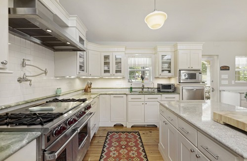 Woodstock House | Peaceful cottage with hiking trails,wildlife,gourmet kitchen.Monthly rental only