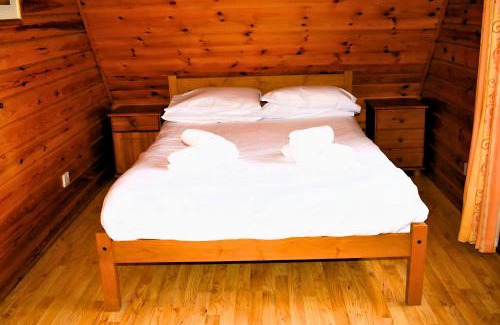 Liverton Apartment | Peaceful Cowslip Lodge - Finlake Spa Resort in Devon