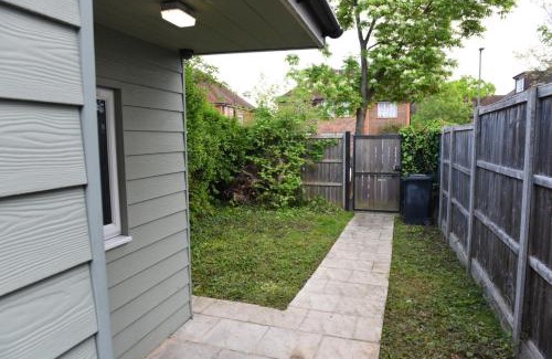 Edgware House | Peaceful detached home with private outdoor space