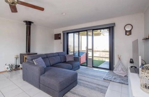 Melbourne House | Peaceful FarmHouse stay next to Bacchus Marsh Town
