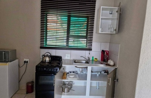 Kempton Park Cottage | Peaceful garden cottage close to OR Tambo international airport