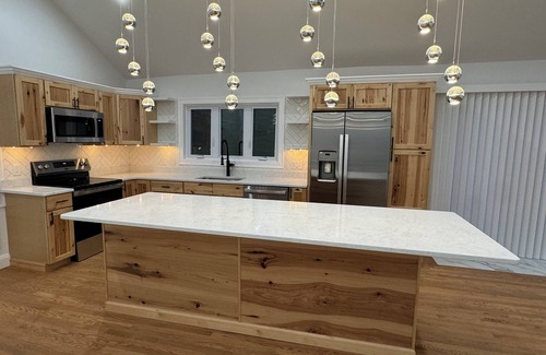 Tiverton House | Peaceful Getaway - 3 bed home water Views, walk to Bally‘s Casino, Tiverton RI!