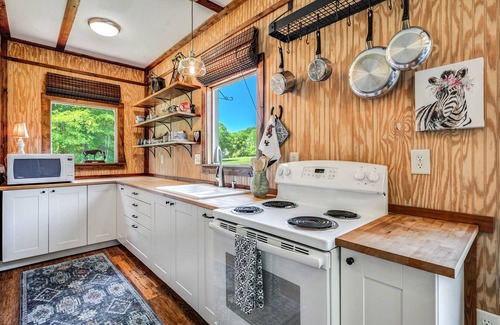 Athens House | Peaceful Getaway for Life's Simple Pleasures