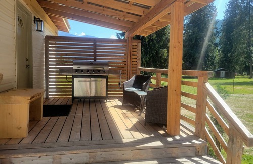 Central Kootenay House | Peaceful Guesthouse On Historic Farm