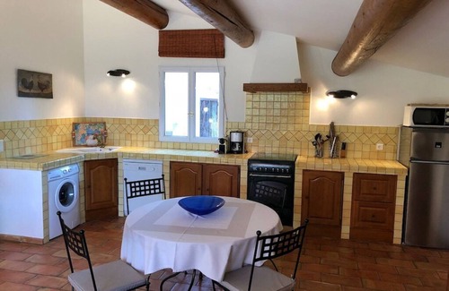 Roussillon Cottage | Peaceful haven for 4 surrounded by vineyards and lavender fields