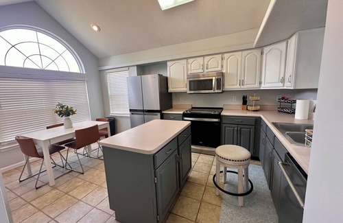 Wayne House | Peaceful lake view 3-bedroom bungalow