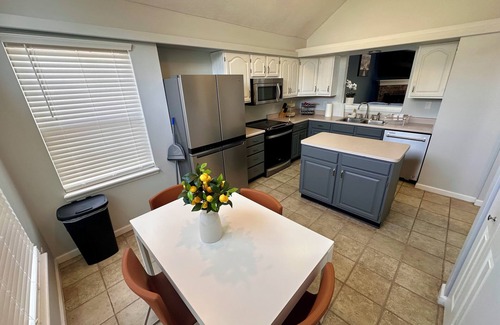 Wayne House | Peaceful lake view 3-bedroom bungalow