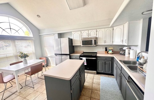 Wayne House | Peaceful lake view 3-bedroom bungalow