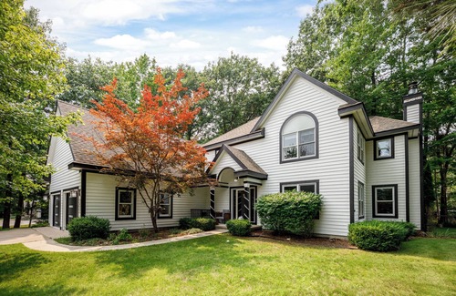 Holiday Hills House | ♕ Peaceful Luxury – Unique Designer Home | Cinema Gym Basketball Court & More ➠ 3457