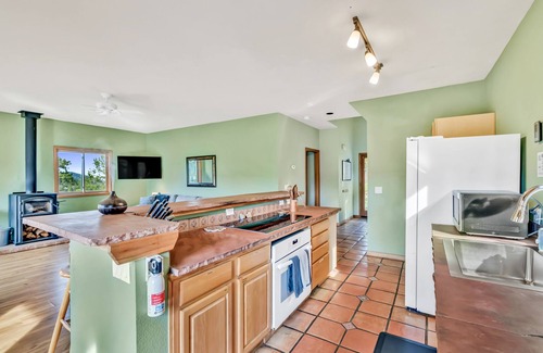 Nederland Cabin | Peaceful Mtn Retreat~fire pit~Ev charger~cornhole~foosball~wood stove free wood