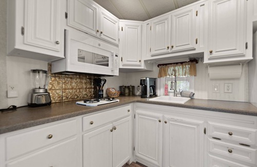 Stanton Cabin | PEACEFUL PASTURE CABIN WITH OPEN VIEWS OF HORSE-FIELD AND HOT-TUB