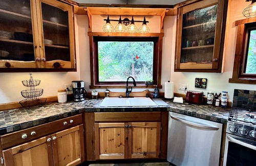 Idyllwild Cabin | Peaceful Pines " Lovely Pet Friendly Mountain Home w/Spa