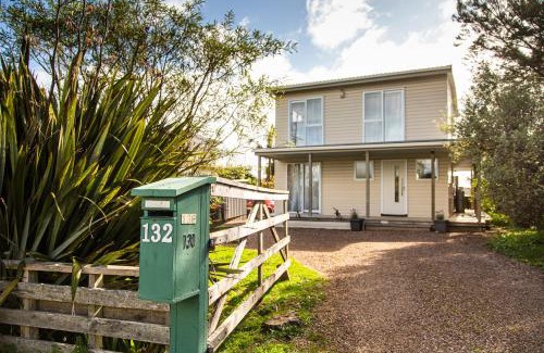 Onetangi House | Peaceful place with views - Waiheke Cohost