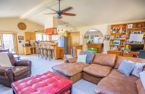 Colorado Springs House | Peaceful private 15 acres, hot tub & pond! Black forest - 25 mins from Springs