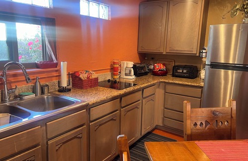 Apache Junction Cottage | Peaceful Private 1-bedroom Casita in Mesa. AC, W&D, Private Parking & more!