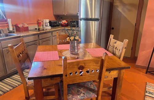 Apache Junction Cottage | Peaceful Private 1-bedroom Casita in Mesa. AC, W&D, Private Parking & more!