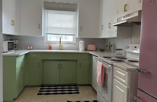 Whitfield House | 🌴 Peaceful Sarasota Home with Patio, 2BR, 2BA Near Lido Beach & Downtown