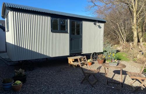 Linlithgow House | Peaceful Shepherd’s Hut in beautiful countryside.