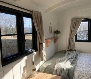 Linlithgow House | Peaceful Shepherd’s Hut in beautiful countryside.