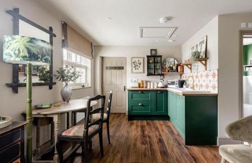 Cobham Apartment | Peaceful Studio Flat with Patio and Dogs allowed