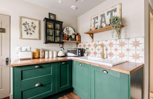 Cobham Apartment | Peaceful Studio Flat with Patio and Dogs allowed